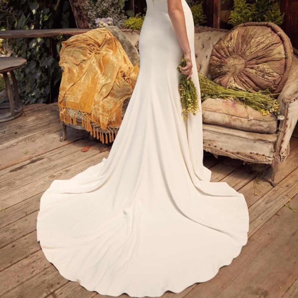 Willowby Cole Plunging Neckline Crepe Wedding Gown Size 12 Ivory Color - Picture 10 of 10